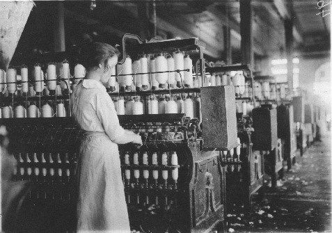 Lewis Wickes Hine, Spinner in a cotton mill (3829) Dillon, S.C., December, 1908