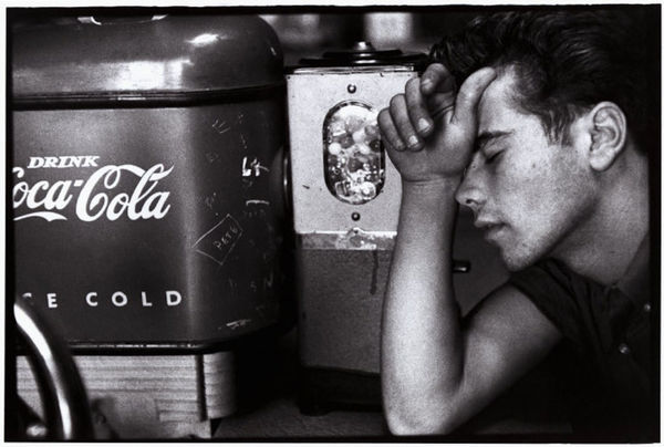 Bruce Davidson, Brooklyn Gang (youth with Coke machine), 1959