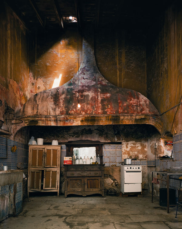 Andrew Moore, Campana 20x24 Flat, 1998