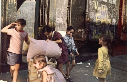 Helen Levitt, Laundry Bag & Kids, 1972