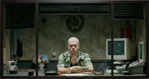 Dirk Hardy, Vivarium, Episode 1: Pilot, 2018