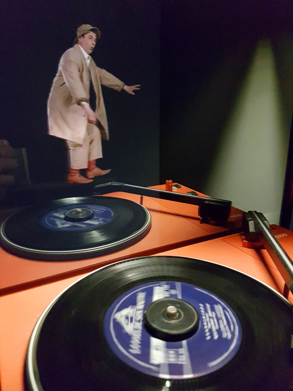 Pierrick SORIN, Petit travelling printainer (Hommage à Tati), 2010