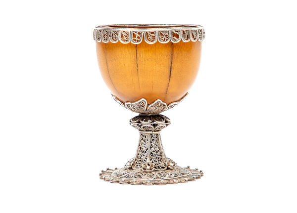 A Sino-Portuguese rhinoceros’ horn cup, South China, and The Philippines; 1600–1630 Rhinoceros horn and silver filigree 9.4 × 7.0 × 7.0 cm