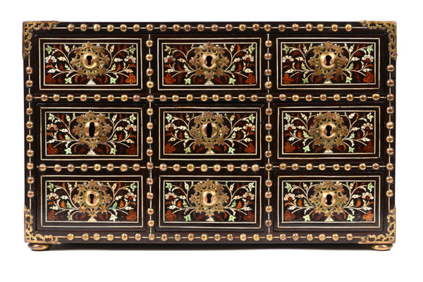 Contador de Mesa Indo-Português, Província do Norte do Estado Português da Índia, provavelmente Taná, Bombaim, Séc. XVI (finais) Teca, ébano, sissó, marfim e osso tingido de verde; ferragens de cobre dourado 25.0 × 40.0 × 29.0 cm