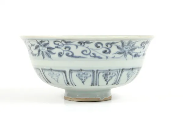 Taça, porcelana azul e branca. China, Período Yuan (1271-1368). Três cabelos restaurados