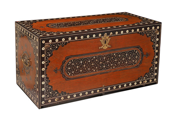Excepcional Escritório Indo-Português - Sadeli, Índia, provavelmente Sinde (atual Paquistão), c. 1580-1630 teca, ébano, madeira exótica, marfim, osso tingido e ferro; ferragens em cobre dourado 42.5 × 88.3 × 42.0 cm