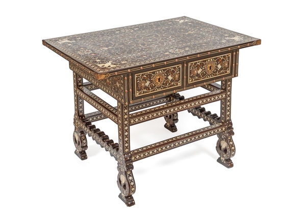 Mesa de estrado Indo-portuguesa, Província do Norte do Estado da Índia, provav. Taná, ca. 1560-1620 teca, ébano, sissó, marfim e osso tingido, sândalo; ferragens em cobre dourado 50.7 × 65.2 × 46.0 cm