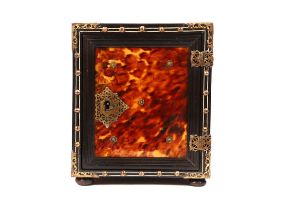 Ventó Indo-Português, Índia, Guzarate, Séc. XVII (inícios) tartaruga, teca, ébano e cobre dourado 23.6 × 20.5 × 29.4 cm