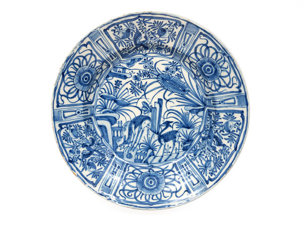 Plate of Elaboration "Landscape with Two Deer", Lisbon, 1620-1640 Portuguese faience, "Pré-Aranhões". Lisbon ⌀ 41,5 cm