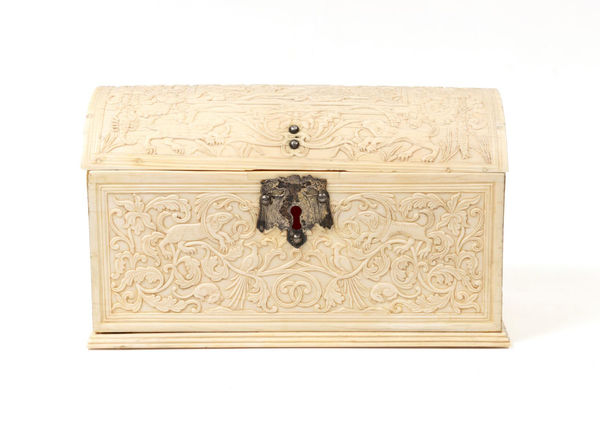 Cofre Sino-português, China, séc. XVII-XVIII (?) marfim 13.5 × 23.0 × 12.0 cm