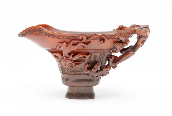 Taça de libação feita com chifre de rinoceronte chinês, China; séculos XVII-XVIII