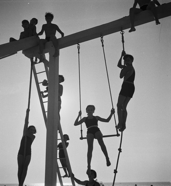 Les enfants acrobates, 1935 Tirage argentique sur papier baryté 18x24 cm Open Edition