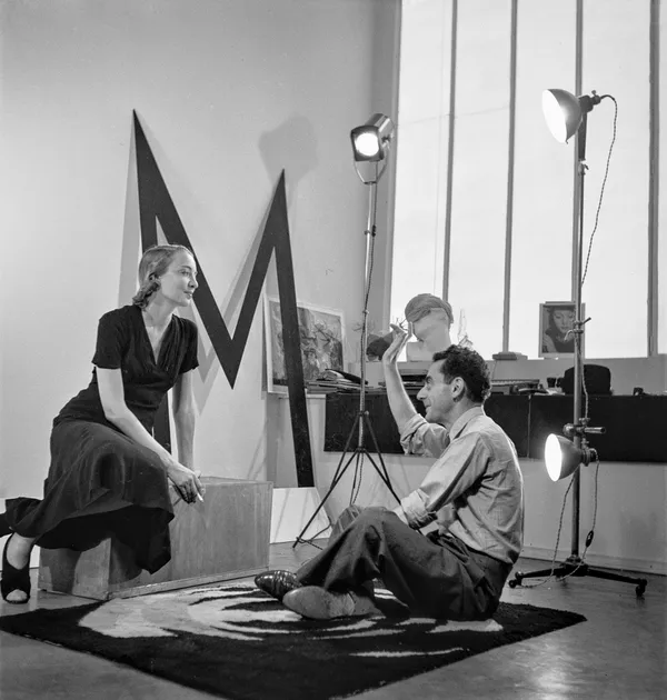 Man Ray et son modèle dans son studio, 1937 Tirage argentique sur papier baryté 18x24 cm Edition of 200