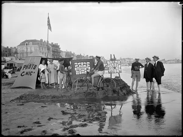 Studio Photo Chic de la famille Schall, vers 1917 Tirage argentique sur papier baryté 40x50 cm Edition of 15 plus 5 AP