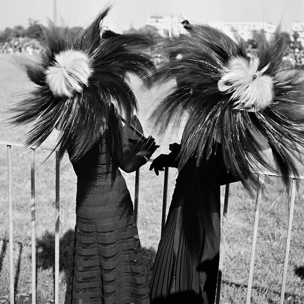 Ombrelles à l'Hippodrome d'Auteuil, 1939 Tirage argentique contrecollé sur Dibond noir mat 100x100 cm Tirage unique d'exposition