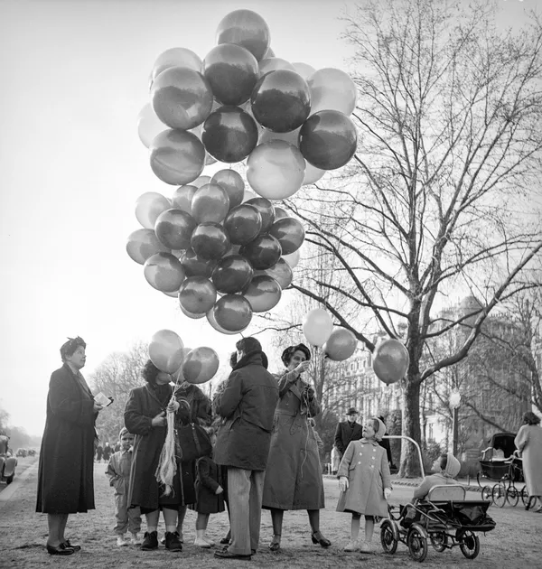 La marchande de ballons avenue Foch, vers 1935 Tirage argentique sur papier baryté 18x24 cm Edition of 200