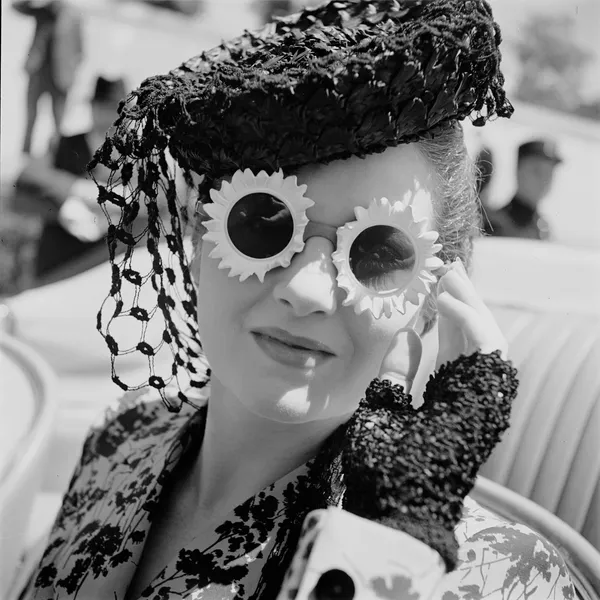 Concours d'élégance automobile au Trocadéro, 1939 Tirage argentique contrecollé sur Dibond noir mat 100x100 cm Tirage unique d'exposition