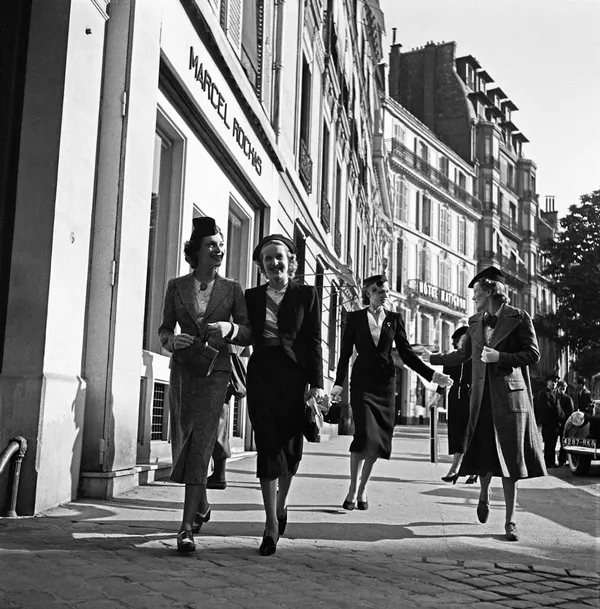La sortie des mannequins avenue Matignon, 1936 Tirage argentique sur papier baryté 18x24 cm Edition of 200