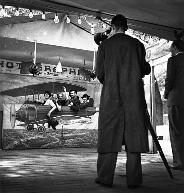 Le photographe de Luna Park Porte Maillot, 1935 Tirage argentique sur papier baryté 40x50 cm Edition of 15 plus 5 AP
