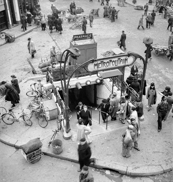 Sortie du Métropolitain, 1942 Tirage argentique sur papier baryté 40x50 cm Edition of 15 plus 5 AP