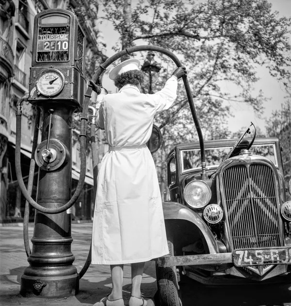 La pompiste du Boulevard Haussman, 1935 Tirage argentique sur papier baryté 40x50 cm Edition of 15 plus 5 AP