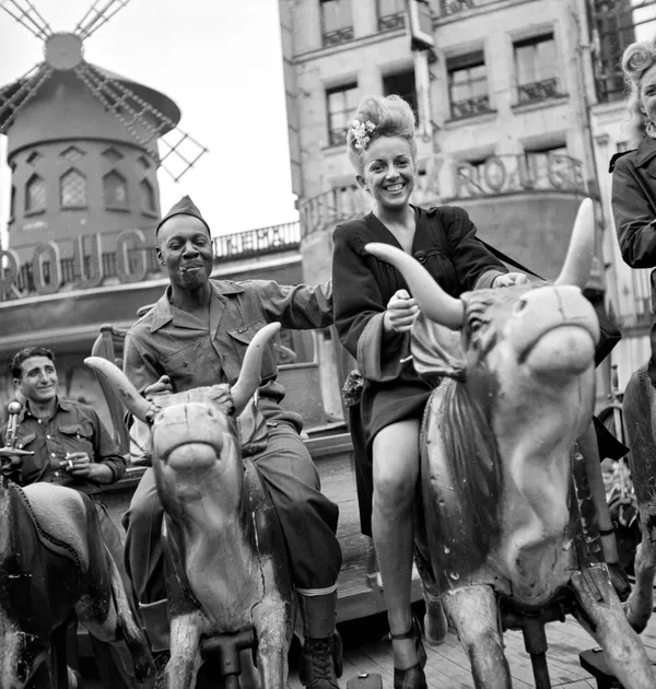 Big Johnny tente la conquête d'une jolie fille sous les ailes protectrices du vieux Moulin Rouge, 1945 Tirage argentique sur papier baryté 18x24 cm Edition of 200
