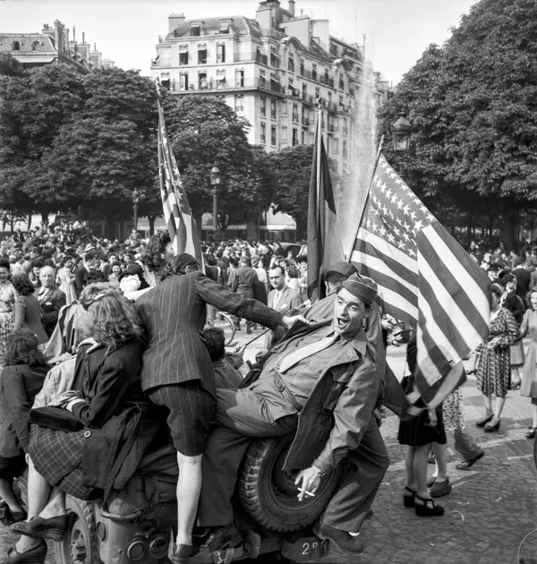 Les Américains, les Jeeps, V Day, 1945 Tirage argentique sur papier baryté 18x24 cm Edition of 200