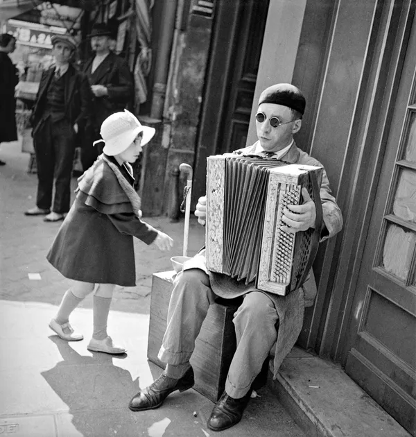 L'accordéoniste aveugle et la petite fille rue Saint Antoine, 1935 Tirage argentique sur papier baryté 18x24 cm Edition of 200
