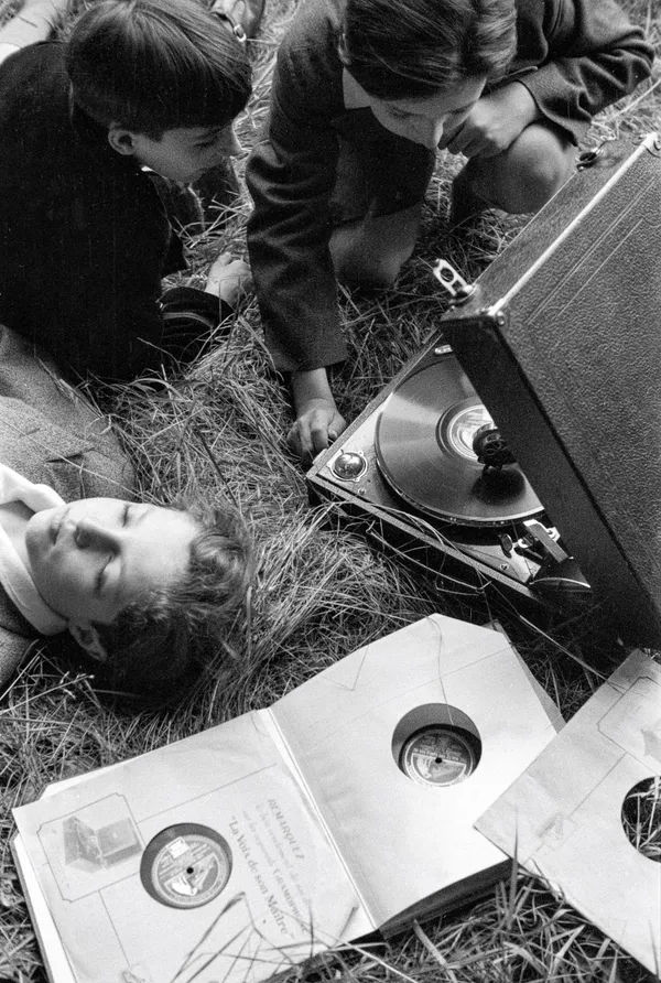 Les mélomanes, vers 1930 Tirage argentique sur papier baryté 40x50 cm Edition of 15 plus 5 AP