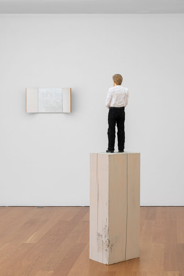 Stephan Balkenhol, Mann mit Flügelaltar, 2025