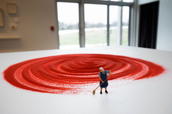 Liliana Porter, Red Sand, 2018