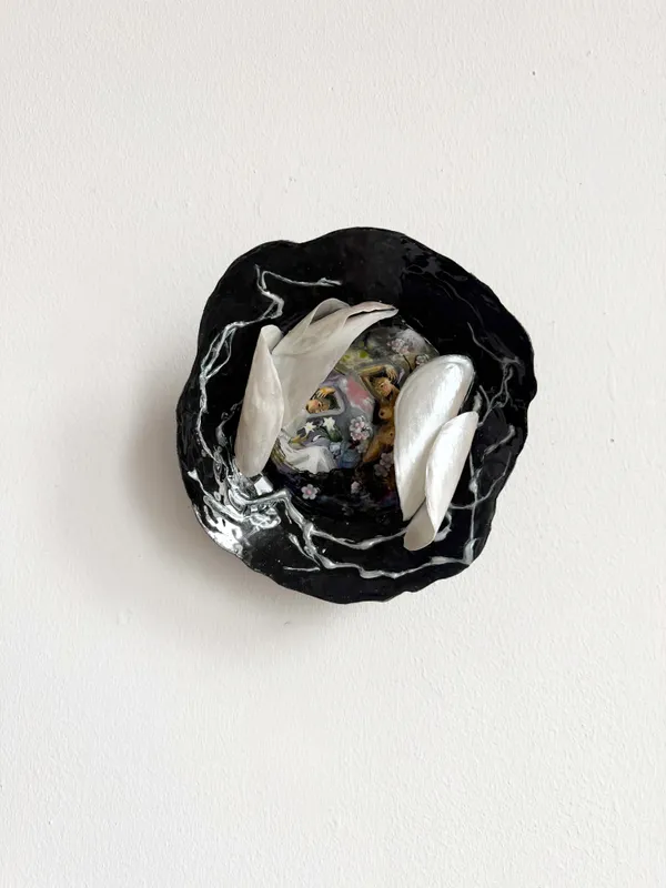 Hoa Dung Clerget, Chinoiserie (young girl with lilies), 2025