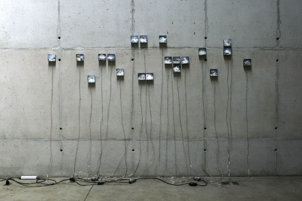 Marcelo Moscheta The Summit Series, 2009 20 caixas de alumínio, Led's, componentes eletricos, PVC, acrílico e imagem em transparencia 200 x 230 cm