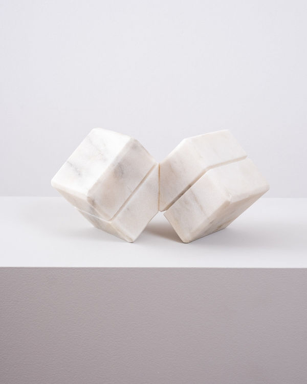 Sérvulo Esmeraldo Cubinhos, 2013 Escultura de mármore de Carrara 13 x 25 x 14 cm