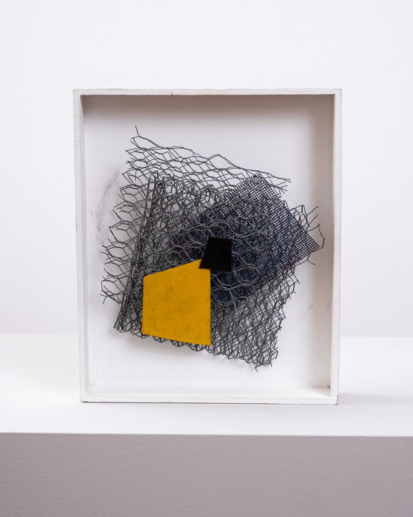 Arthur Luiz Piza Sem título - T 213, déc. 1990 Arame galvanizado e zinco pintado com tinta acrílica 24 x 20 x 4 cm