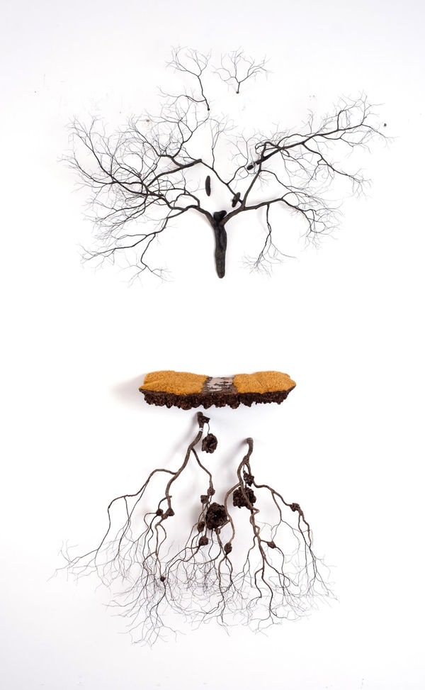 Jorge Mayet De mi niebla espesa I, 2009 Fio eléctrico, papel maché, acrílicos, têxteis e resina 100 x 50 x 50 cm