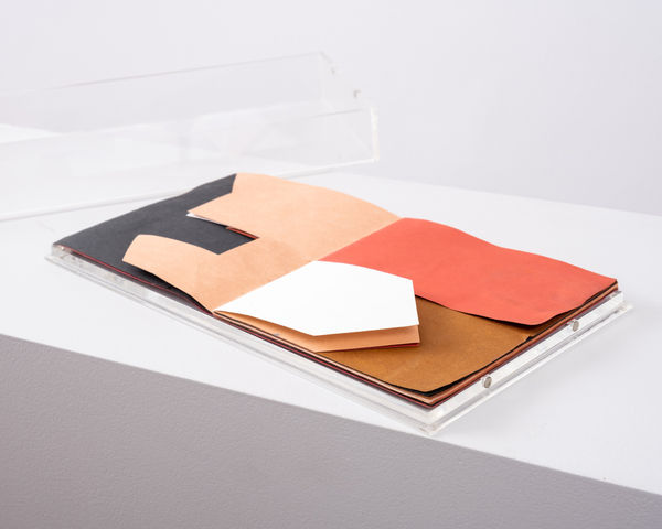 Raymundo Colares Gibi, 1975 Papel recortado 16 x 32 cm