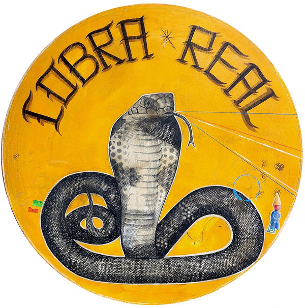 Circular painting of a cobra against a yellow background with the words "Cobra Real"