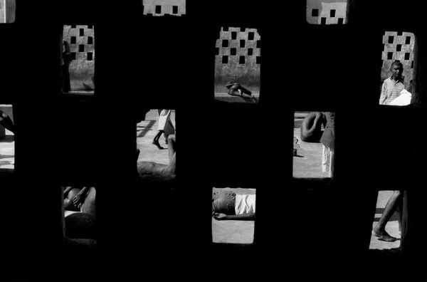 Chris Steele-Perkins, Courtyard of the mental hospital run by the Edhi Foundation, Karachi, 1997