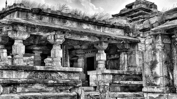 William Dalrymple, Ruined and abandoned Chalukya Temples, Torgal Fort, 2021