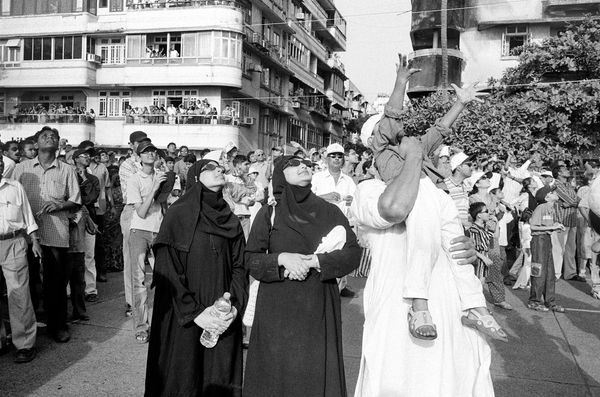 Sooni Taraporevala, Spectators at airshow, Marine Drive, Mumbai, 2005