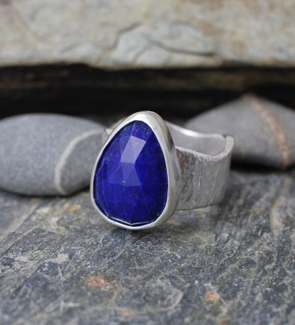 Lapis Lazuli on Textured Band