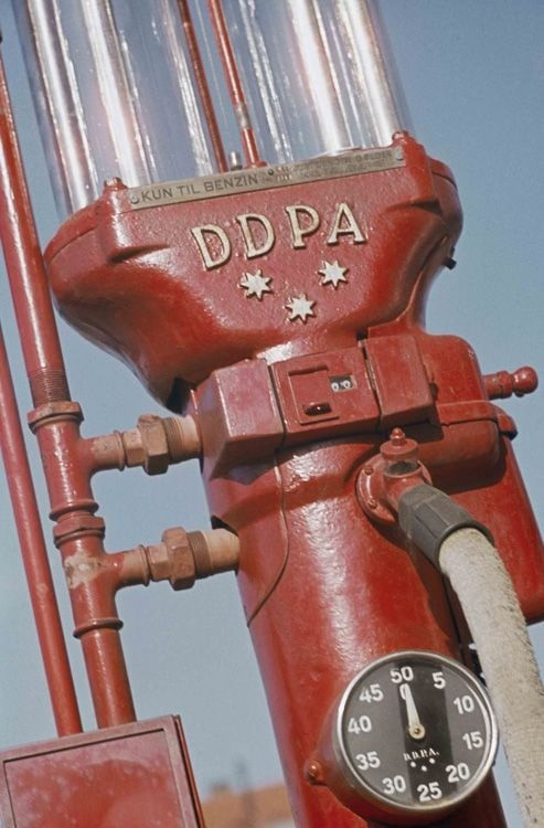 Untitled [gas pump], From 122 Colour Photographs