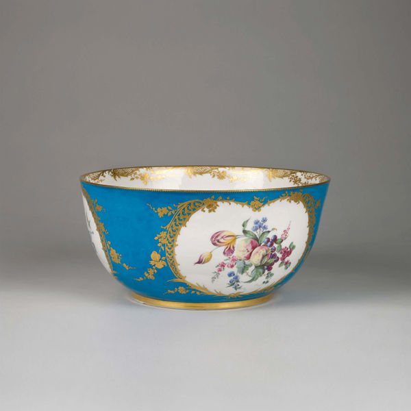 MUSÉE NATIONAL DU CHÂTEAU DE VERSAILLES PURCHASES A MAGNIFICENT VINCENNES PORCELAIN PUNCH BOWL MADE FOR LOUIS XV