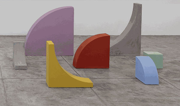 8458 Carolina Martinez Toda Vida (variação concreto) I 2023 concreto com pintura em tinta para área externa Dimensões variadas (peça maior 80 cm)