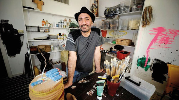 محمد المزروعي في مرسمه