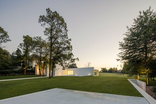 Duarte Sequeira Braga Rua da Galeria nº 129 4700-803, Braga, Portugal (+351) 253 602 551 Tuesday-Friday: 10.00-14.00 | 15.00-19.00 Saturday: 14.00-19.00 info@duartesequeira.com