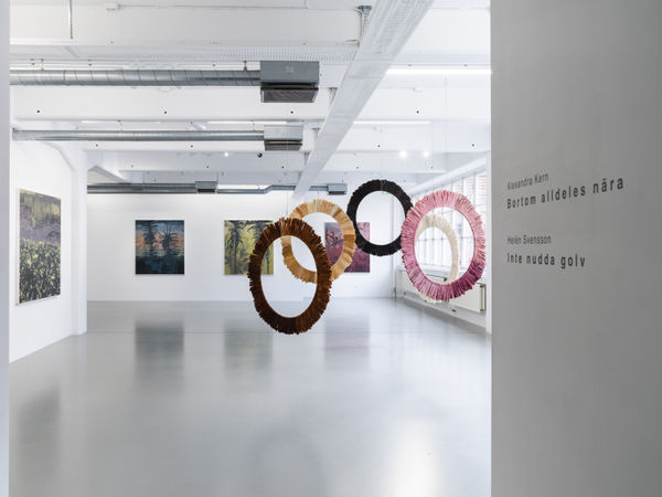 Installation view, Helén Svensson, Inte nudda golv, 2024, Galleri Duerr. Photo: Jean-Baptiste Béranger.