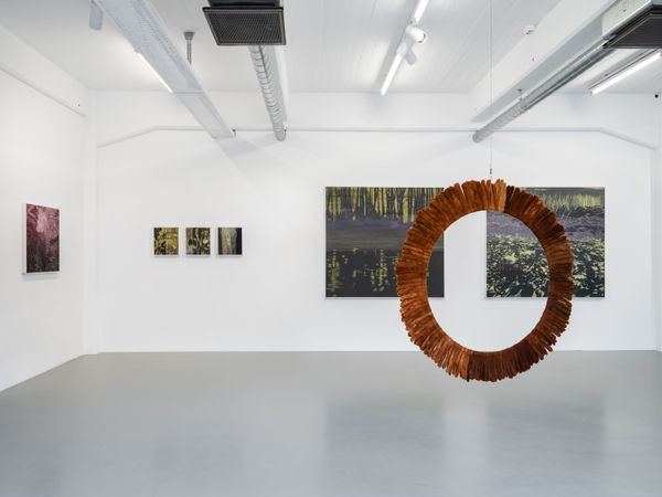 Installation view, Helén Svensson, Inte nudda golv, 2024, Galleri Duerr. Photo: Jean-Baptiste Béranger.