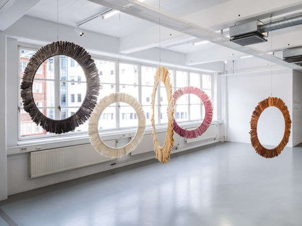 Installation view, Helén Svensson, Inte nudda golv, 2024, Galleri Duerr. Photo: Jean-Baptiste Béranger.